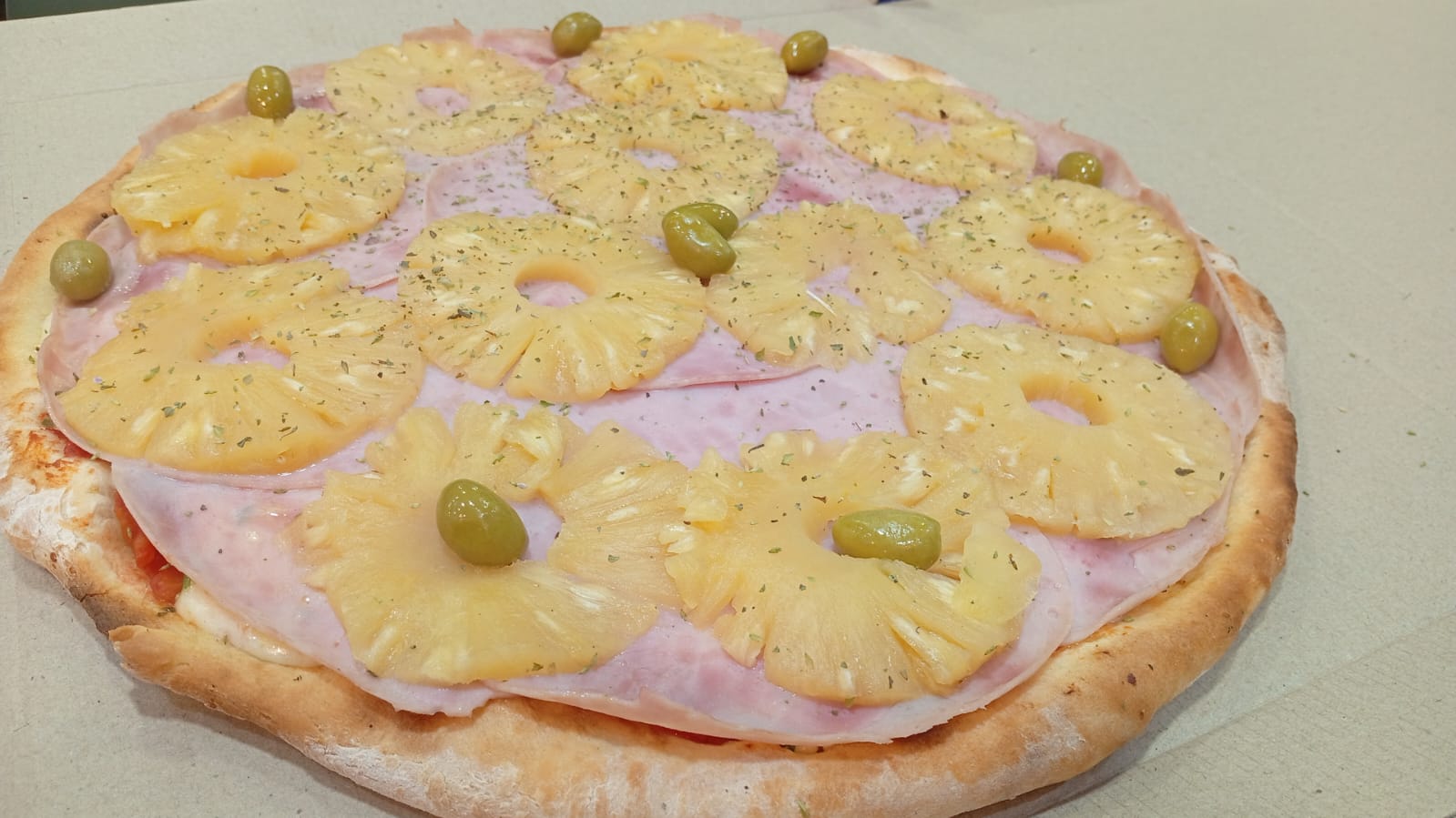 Pizza Jamón y Ananá
